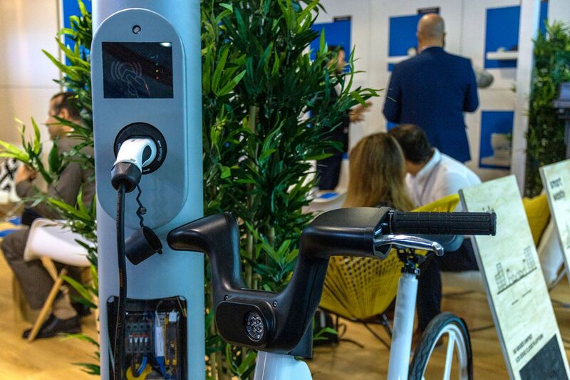 File:UbiWhere Smart Lamp Post.jpg